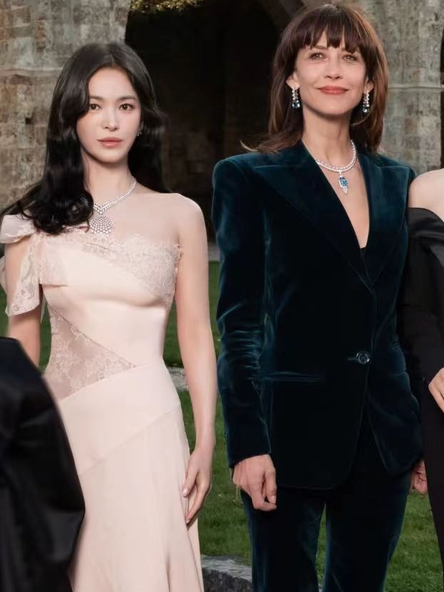 Song Hye Kyo cứ sexy bừng bừng thế n&agrave;y th&igrave; c&ograve;n l&acirc;u mới flop- Ảnh 7.