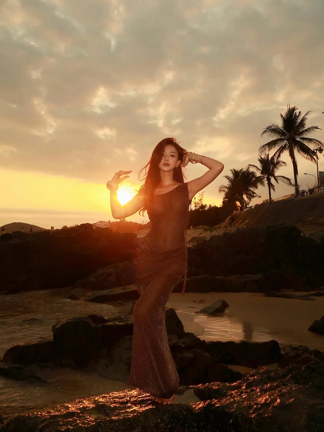 H&agrave;n Hằng, Huyền Baby, Chi Pu v&agrave; cuộc đọ sắc tr&ecirc;n biển "kh&ocirc;ng c&oacute; chỗ thở"- Ảnh 4.