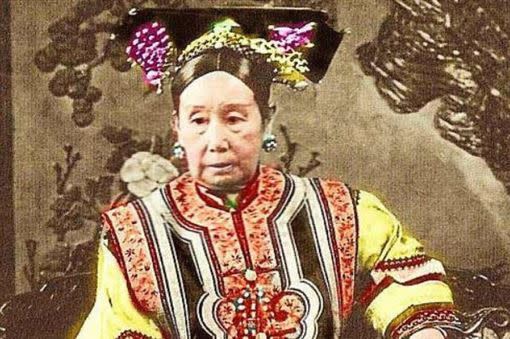 L&yacute; Li&ecirc;n Anh cứ đ&ecirc;m xuống lại chuốc say Từ Hi để l&agrave;m việc "mờ &aacute;m": Cung nữ l&eacute;n nh&igrave;n ph&aacute;t hiện b&iacute; mật n&agrave;y- Ảnh 3.