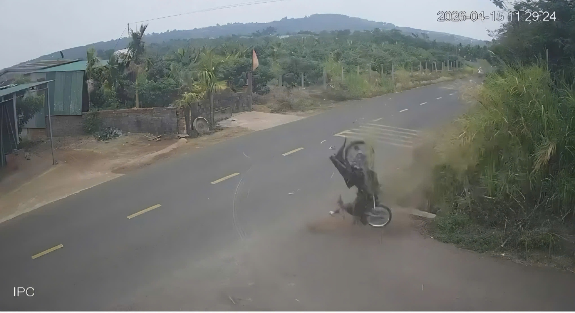 Vụ khởi tố cựu thiếu t&aacute; CSGT: Xe gắn m&aacute;y của nam sinh đ&ocirc;n dung t&iacute;ch gấp hơn 3 lần- Ảnh 1.