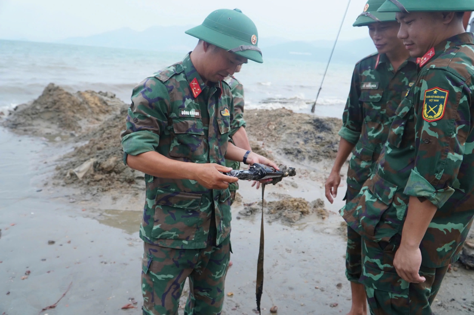 Cận cảnh trục vớt x&aacute;c xe tăng v&ugrave;i s&acirc;u dưới b&atilde;i biển Quy Nhơn - Ảnh 20.