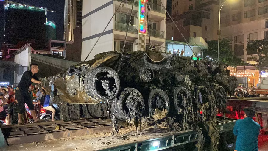 Cận cảnh trục vớt x&aacute;c xe tăng v&ugrave;i s&acirc;u dưới b&atilde;i biển Quy Nhơn - Ảnh 3.