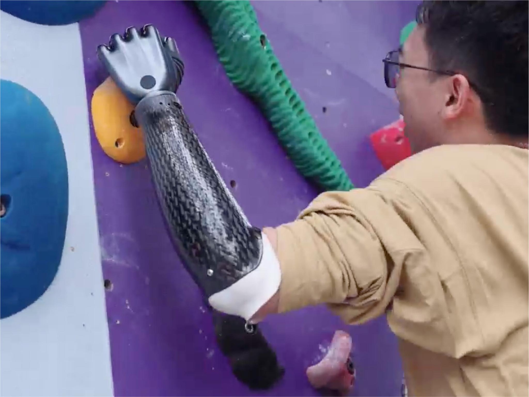 Trung Quốc lại một lần nữa khiến cả thế giới bất ngờ với c&aacute;nh tay giả c&oacute; thể "đọc" suy nghĩ v&agrave; di chuyển linh hoạt ngay cả khi kh&ocirc;ng kết nối với cơ thể người!- Ảnh 4.