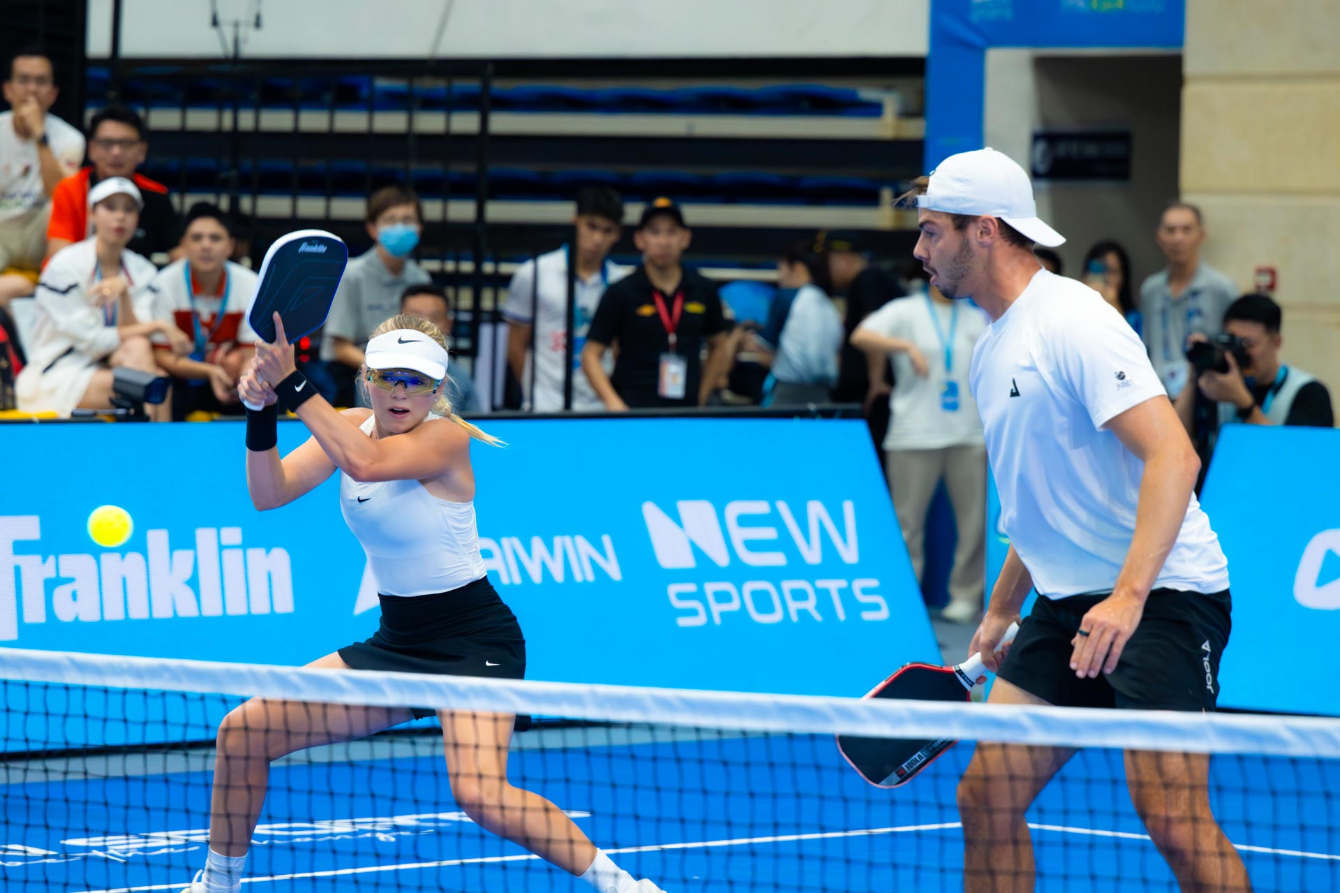 Kh&ocirc;ng thể ngăn cản: "Thu Thủy" Anna Leigh Waters v&agrave; Ben Johns thắng &aacute;p đảo, thẳng tiến v&agrave;o Chung kết PPA Asia 1000- Ảnh 1.