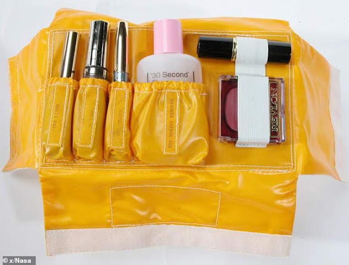 Tiết lộ c&aacute;ch thức kỳ lạ để l&agrave;m đẹp của c&aacute;c nữ phi h&agrave;nh gia ngo&agrave;i kh&ocirc;ng gian- Ảnh 5.