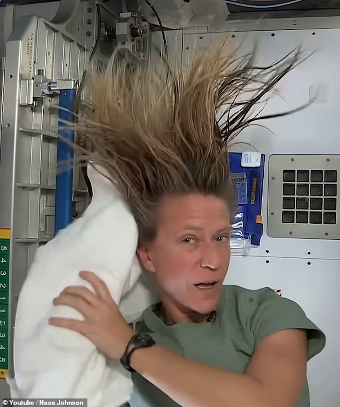 Tiết lộ c&aacute;ch thức kỳ lạ để l&agrave;m đẹp của c&aacute;c nữ phi h&agrave;nh gia ngo&agrave;i kh&ocirc;ng gian- Ảnh 1.