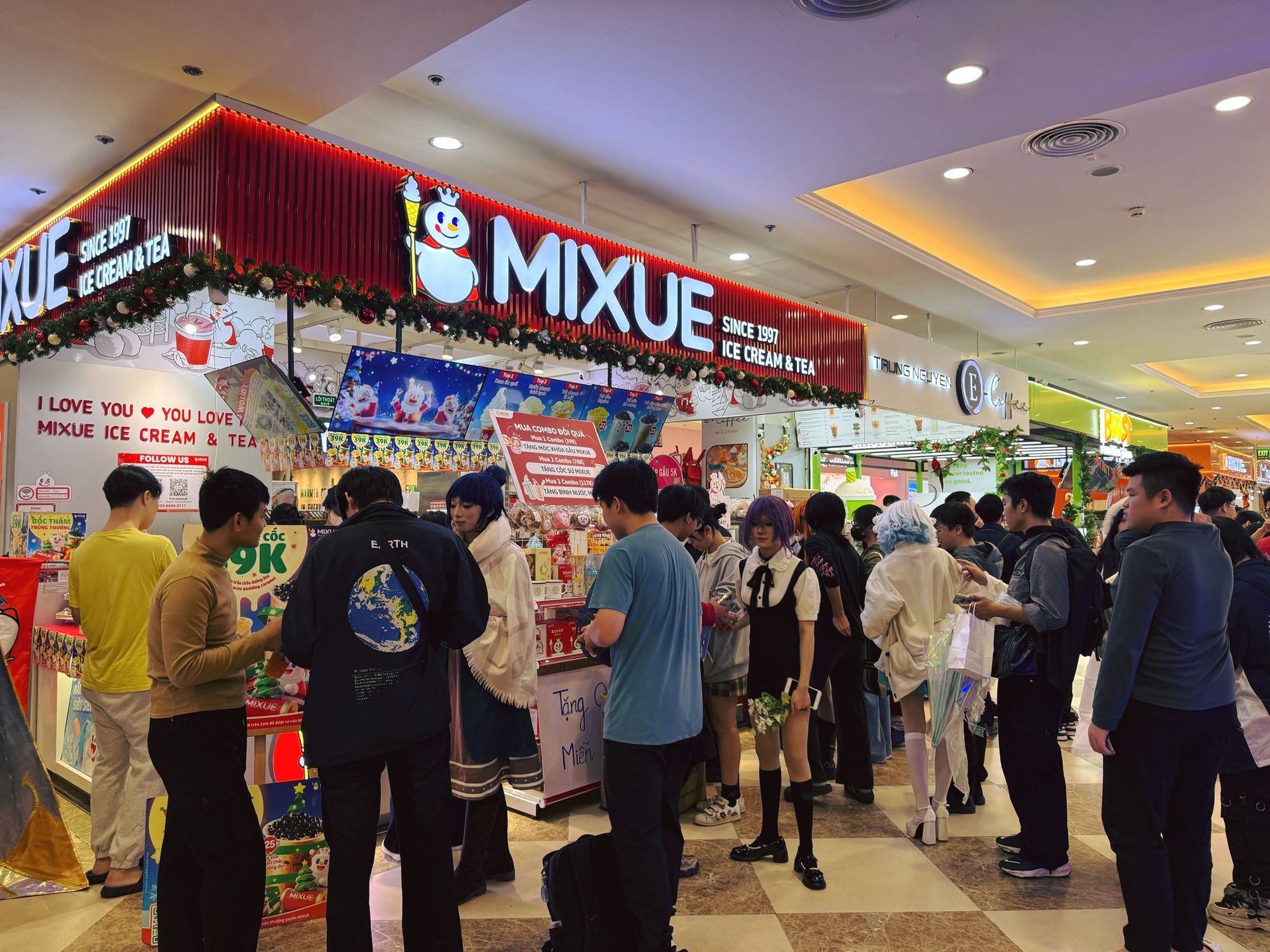 B&aacute;n kem v&agrave; tr&agrave; sữa si&ecirc;u rẻ, Mixue l&atilde;i hơn 22.000 tỷ đồng, thị trường Việt Nam sụt giảm sau "cuộc chiến" với c&aacute;c chủ cửa h&agrave;ng- Ảnh 3.