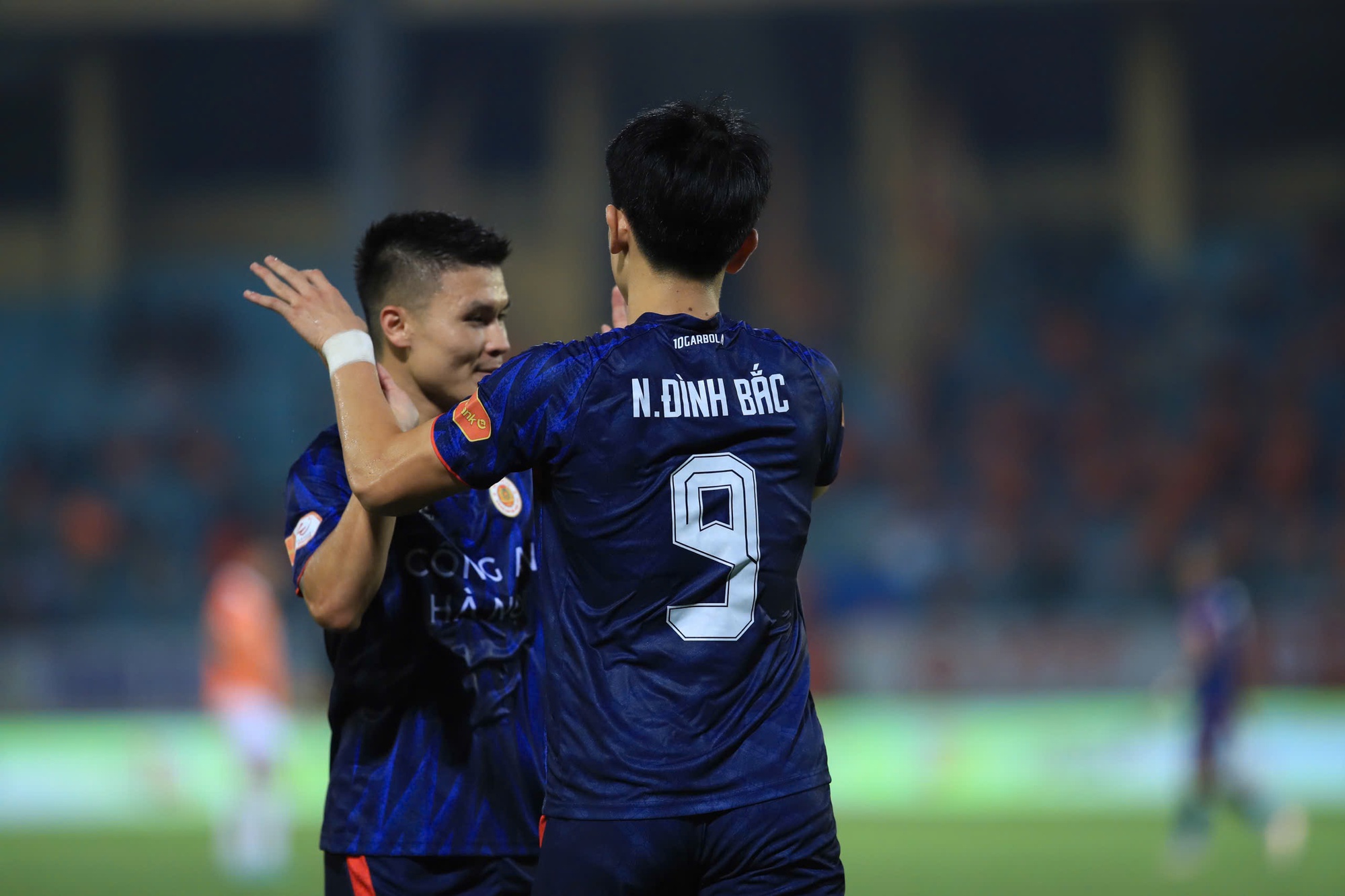 Đình Bắc lập cú đúp cho CAHN tại V.League, màn ăn mừng bùng nổ cảm xúc- Ảnh 9. Đình Bắc lập cú đúp cho CAHN tại V.League, màn ăn mừng bùng nổ cảm xúc- Ảnh 9.