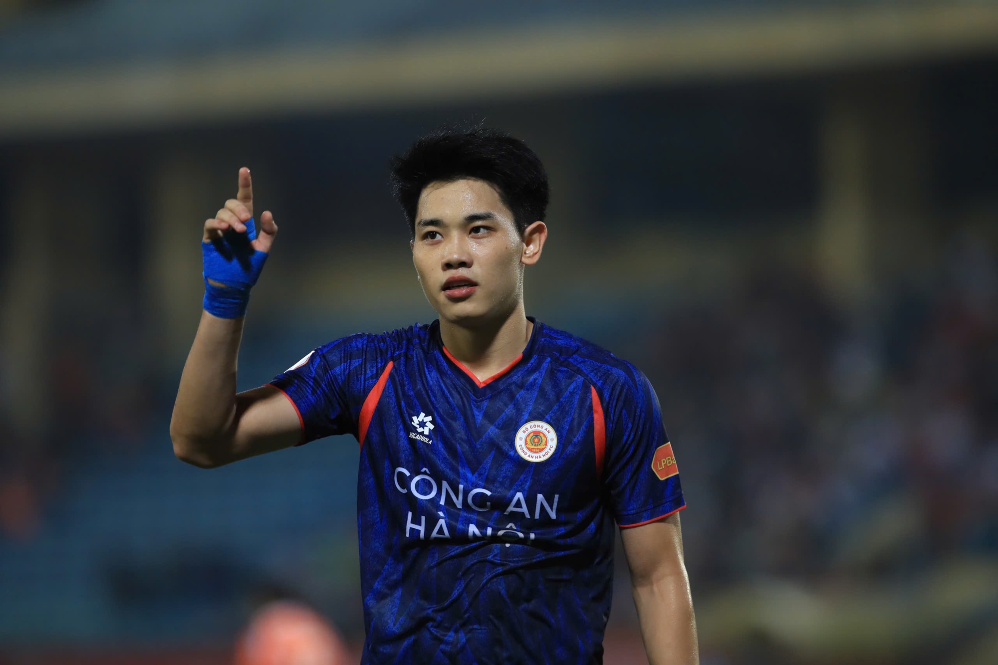 Đình Bắc lập cú đúp cho CAHN tại V.League, màn ăn mừng bùng nổ cảm xúc- Ảnh 1. Đình Bắc lập cú đúp cho CAHN tại V.League, màn ăn mừng bùng nổ cảm xúc- Ảnh 1.