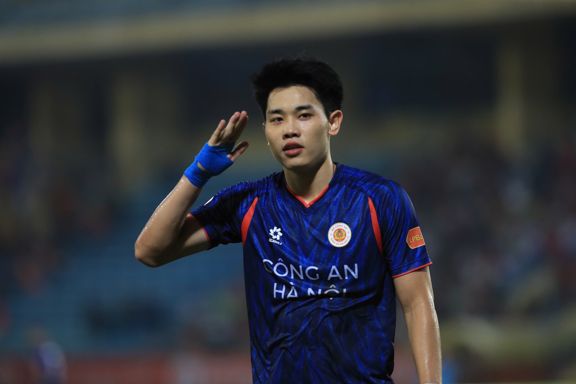 Đình Bắc lập cú đúp cho CAHN tại V.League, màn ăn mừng bùng nổ cảm xúc- Ảnh 2. Đình Bắc lập cú đúp cho CAHN tại V.League, màn ăn mừng bùng nổ cảm xúc- Ảnh 2.