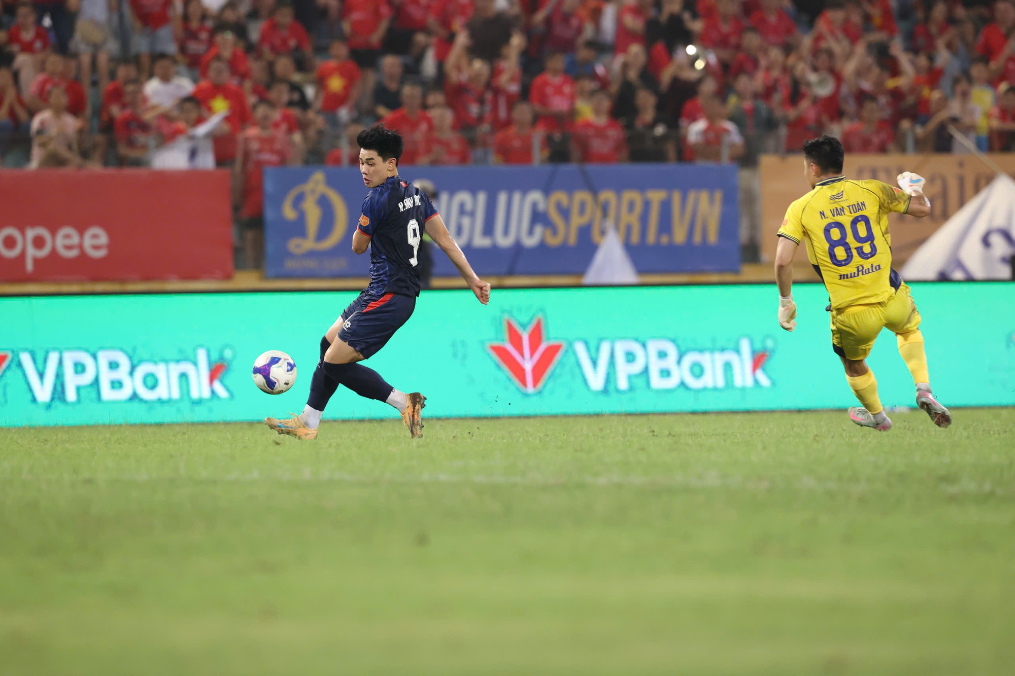 Đình Bắc lập cú đúp cho CAHN tại V.League, màn ăn mừng bùng nổ cảm xúc- Ảnh 13. Đình Bắc lập cú đúp cho CAHN tại V.League, màn ăn mừng bùng nổ cảm xúc- Ảnh 13.