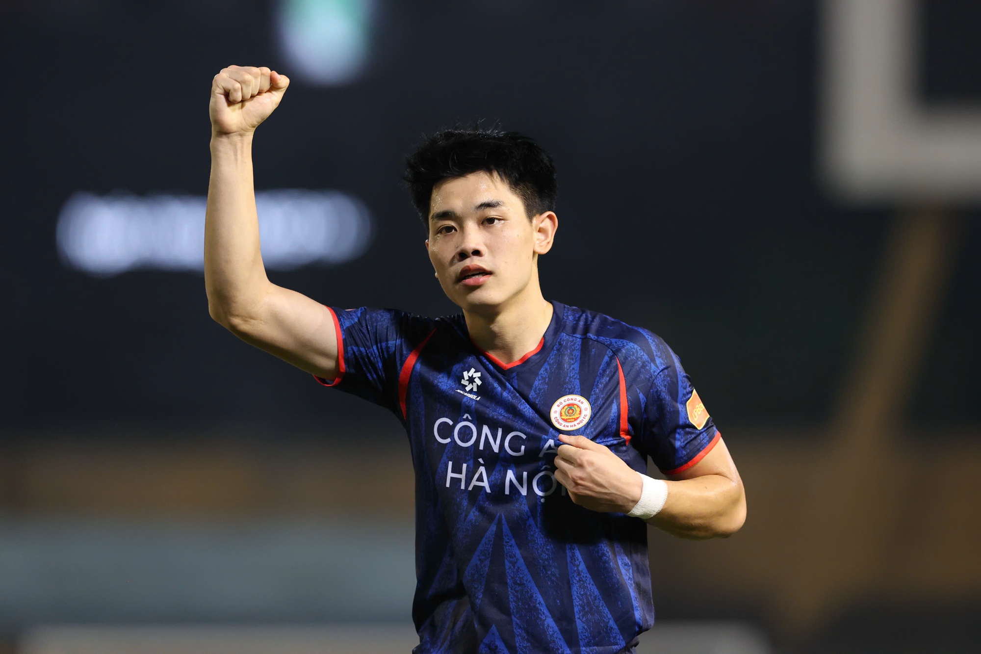 Đình Bắc lập cú đúp cho CAHN tại V.League, màn ăn mừng bùng nổ cảm xúc- Ảnh 7. Đình Bắc lập cú đúp cho CAHN tại V.League, màn ăn mừng bùng nổ cảm xúc- Ảnh 7.