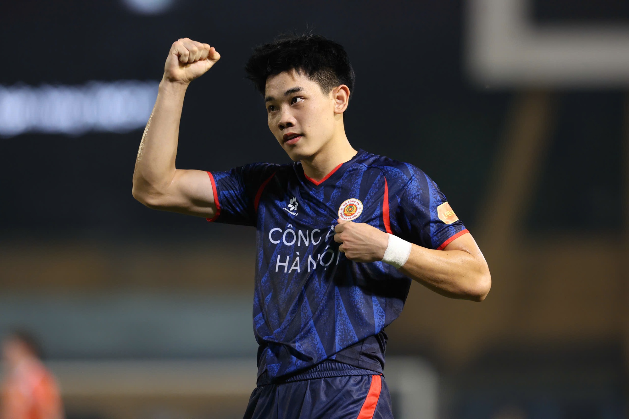 Đình Bắc lập cú đúp cho CAHN tại V.League, màn ăn mừng bùng nổ cảm xúc- Ảnh 6. Đình Bắc lập cú đúp cho CAHN tại V.League, màn ăn mừng bùng nổ cảm xúc- Ảnh 6.