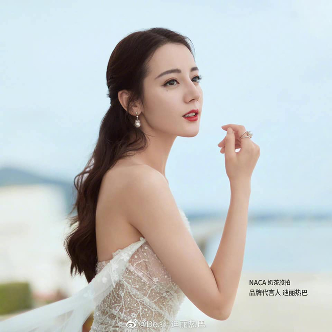 Mỹ nh&acirc;n mặc v&aacute;y cưới đẹp nhất showbiz gọi t&ecirc;n Địch Lệ Nhiệt Ba!- Ảnh 10.