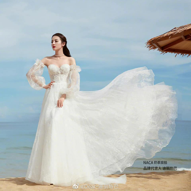 Mỹ nh&acirc;n mặc v&aacute;y cưới đẹp nhất showbiz gọi t&ecirc;n Địch Lệ Nhiệt Ba!- Ảnh 7.