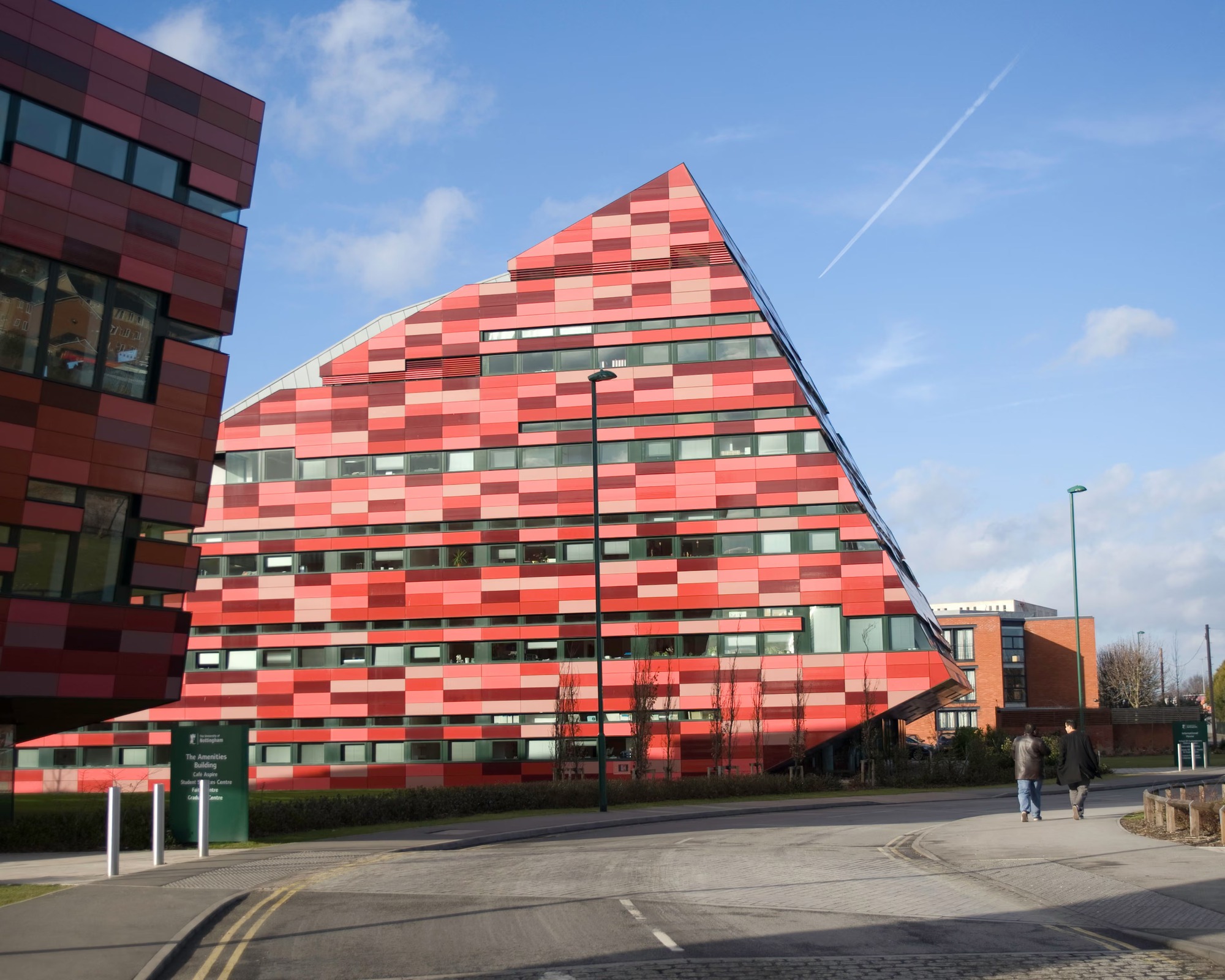 Đại học Anh đột ngột hủy 300 thư mời nhập học, "khai tử" ng&agrave;nh ngoại ngữ để cắt giảm th&acirc;m hụt h&agrave;ng triệu bảng- Ảnh 2.