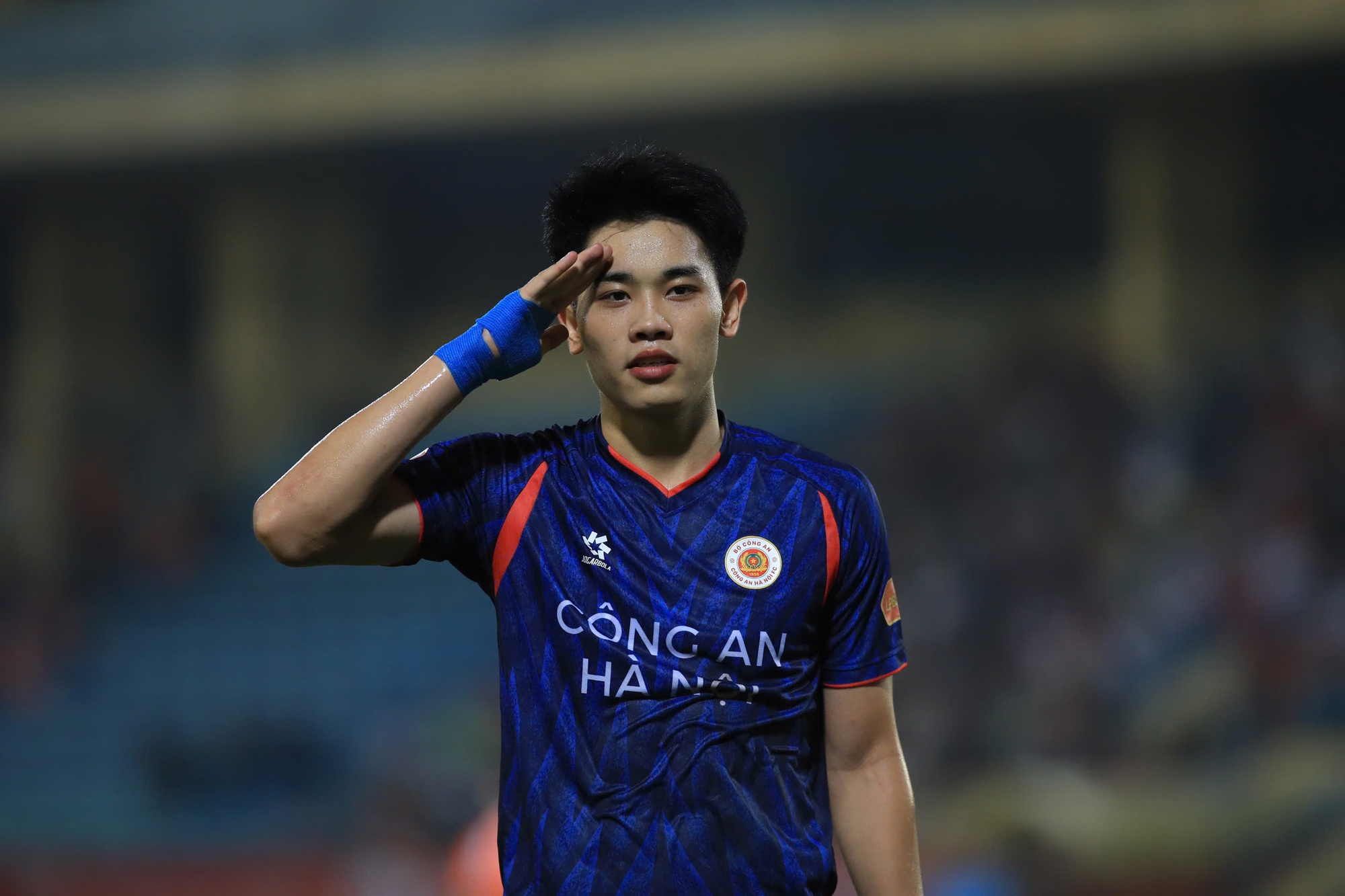 Đình Bắc lập cú đúp cho CAHN tại V.League, màn ăn mừng bùng nổ cảm xúc- Ảnh 3. Đình Bắc lập cú đúp cho CAHN tại V.League, màn ăn mừng bùng nổ cảm xúc- Ảnh 3.