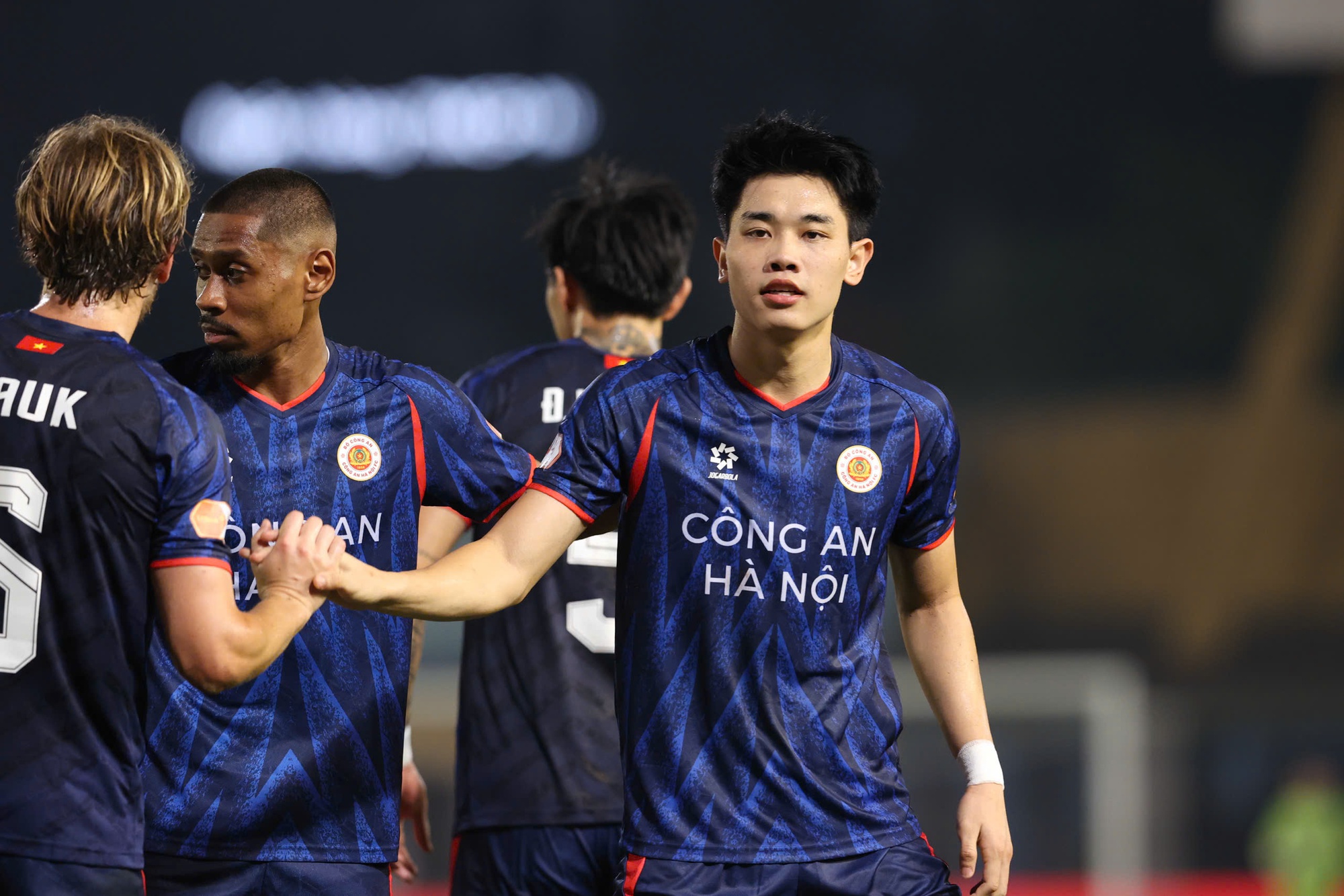 Đình Bắc lập cú đúp cho CAHN tại V.League, màn ăn mừng bùng nổ cảm xúc- Ảnh 10. Đình Bắc lập cú đúp cho CAHN tại V.League, màn ăn mừng bùng nổ cảm xúc- Ảnh 10.