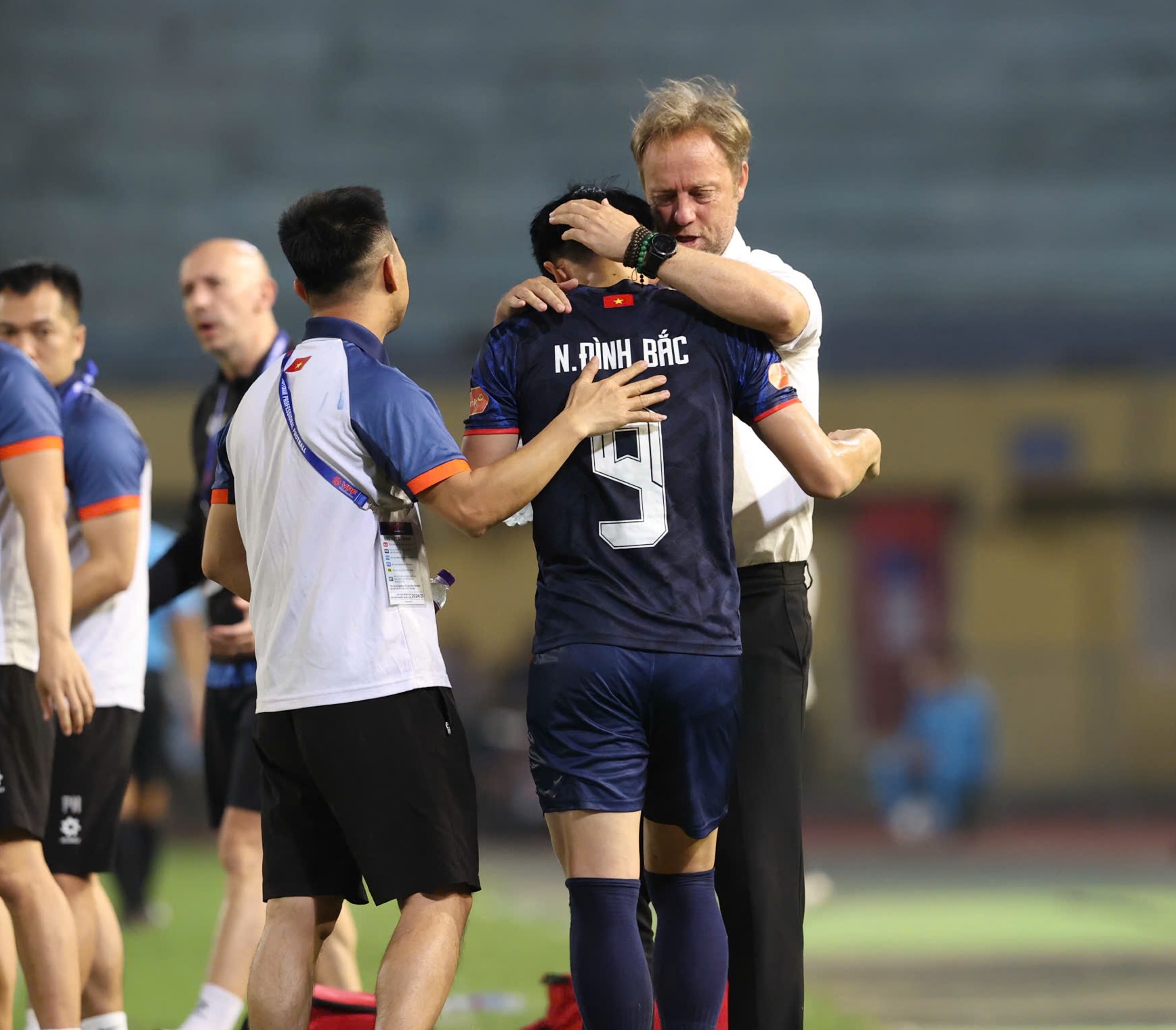 Đình Bắc lập cú đúp cho CAHN tại V.League, màn ăn mừng bùng nổ cảm xúc- Ảnh 8. Đình Bắc lập cú đúp cho CAHN tại V.League, màn ăn mừng bùng nổ cảm xúc- Ảnh 8.