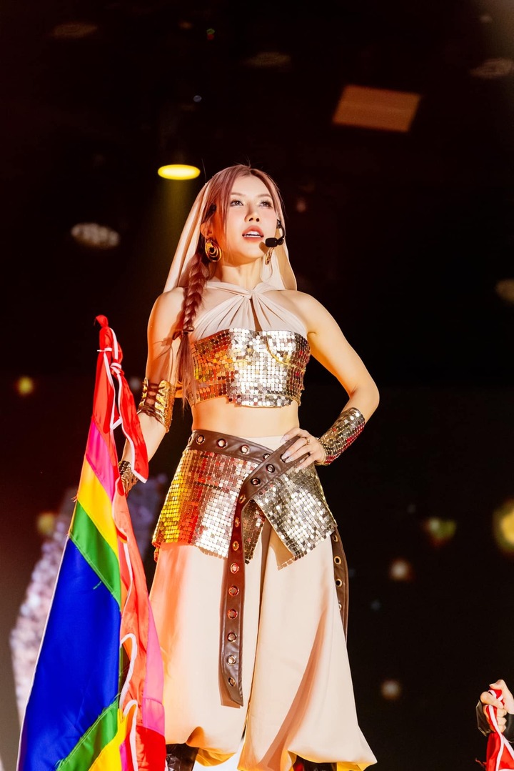 Trang Pháp gây sốt vì nói tiếng Trung cực chuẩn tại show Trung Quốc, hóa ra là dùng "phao"!- Ảnh 4. Trang Pháp gây sốt vì nói tiếng Trung cực chuẩn tại show Trung Quốc, hóa ra là dùng "phao"!- Ảnh 4.