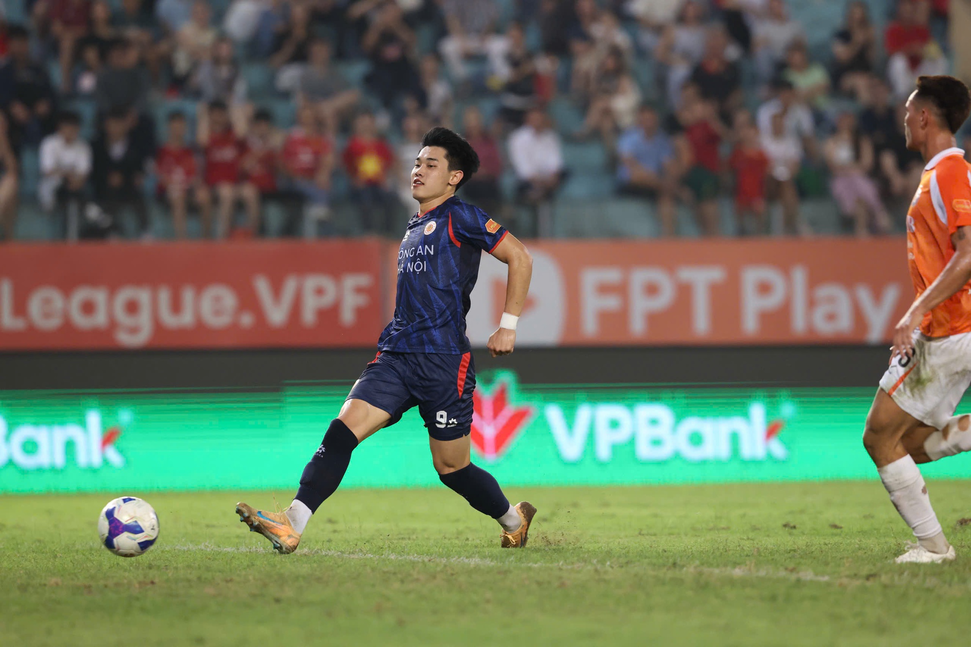 Đình Bắc lập cú đúp cho CAHN tại V.League, màn ăn mừng bùng nổ cảm xúc- Ảnh 12. Đình Bắc lập cú đúp cho CAHN tại V.League, màn ăn mừng bùng nổ cảm xúc- Ảnh 12.