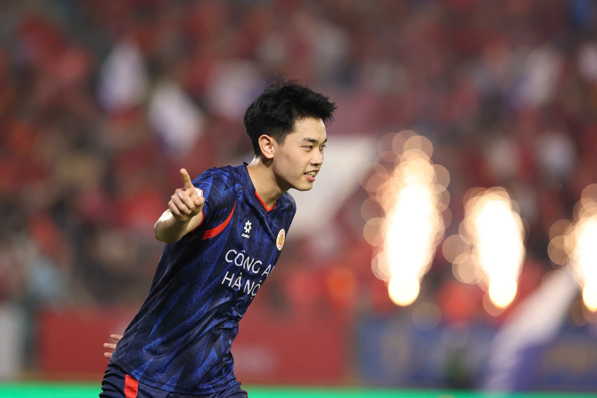 Đình Bắc lập cú đúp cho CAHN tại V.League, màn ăn mừng bùng nổ cảm xúc- Ảnh 11. Đình Bắc lập cú đúp cho CAHN tại V.League, màn ăn mừng bùng nổ cảm xúc- Ảnh 11.