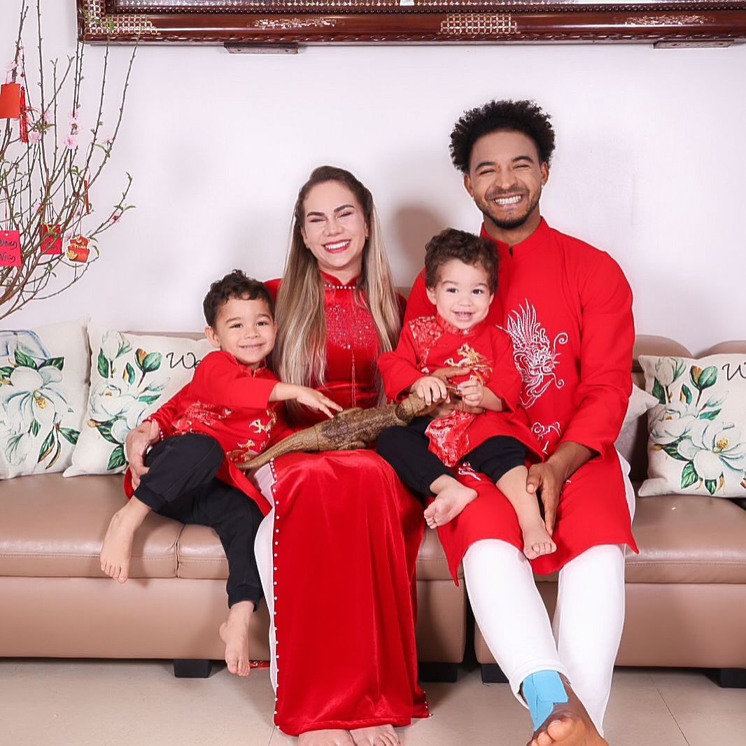 Đ&aacute;ng y&ecirc;u v&ocirc; c&ugrave;ng: Vợ con Xu&acirc;n Son c&ugrave;ng đặt tay l&ecirc;n ngực tr&aacute;i, h&aacute;t Quốc ca Việt Nam đầy tự h&agrave;o tr&ecirc;n kh&aacute;n đ&agrave;i!- Ảnh 2.