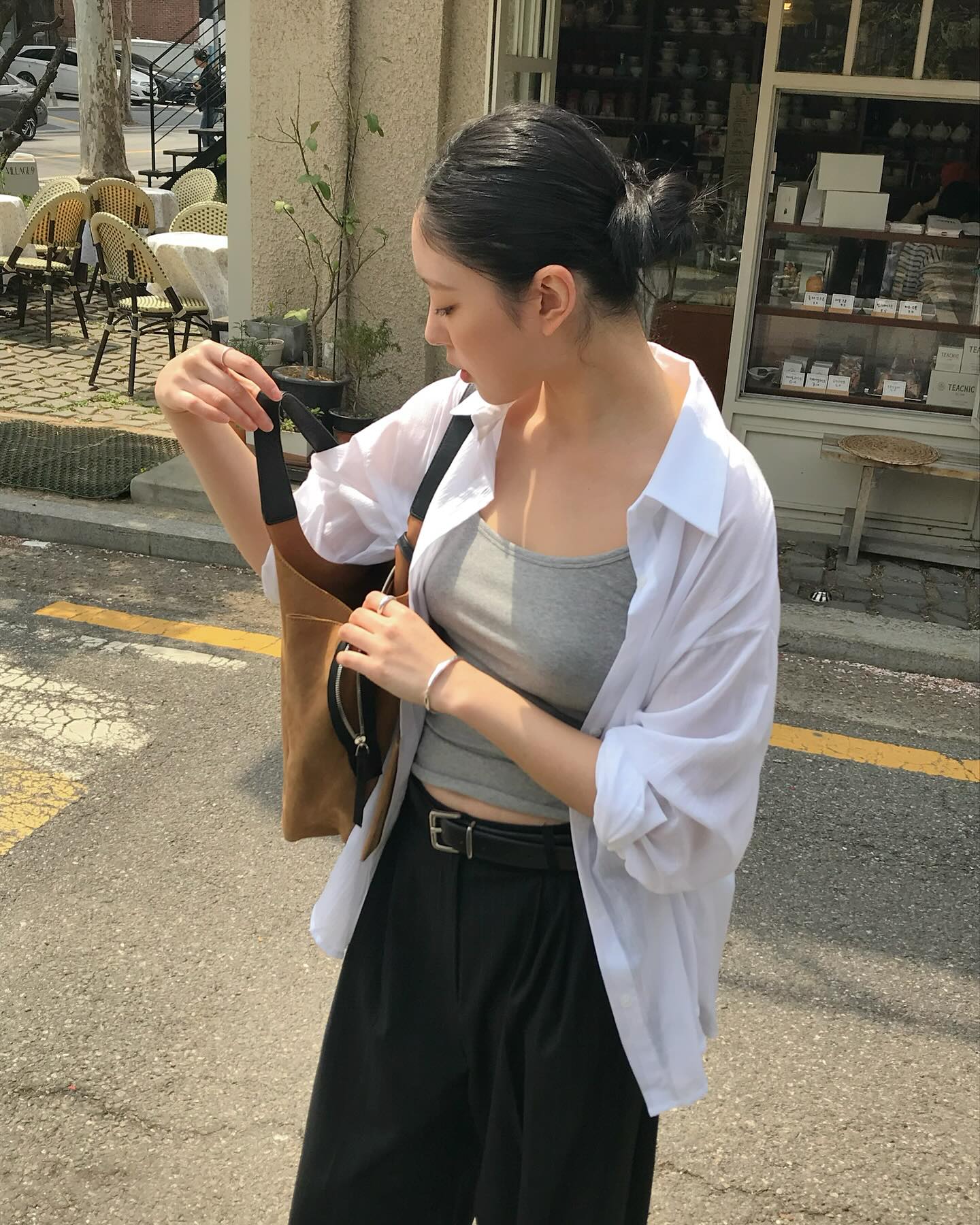 5 mẫu &aacute;o đẹp nhất để phối với quần đen- Ảnh 11.