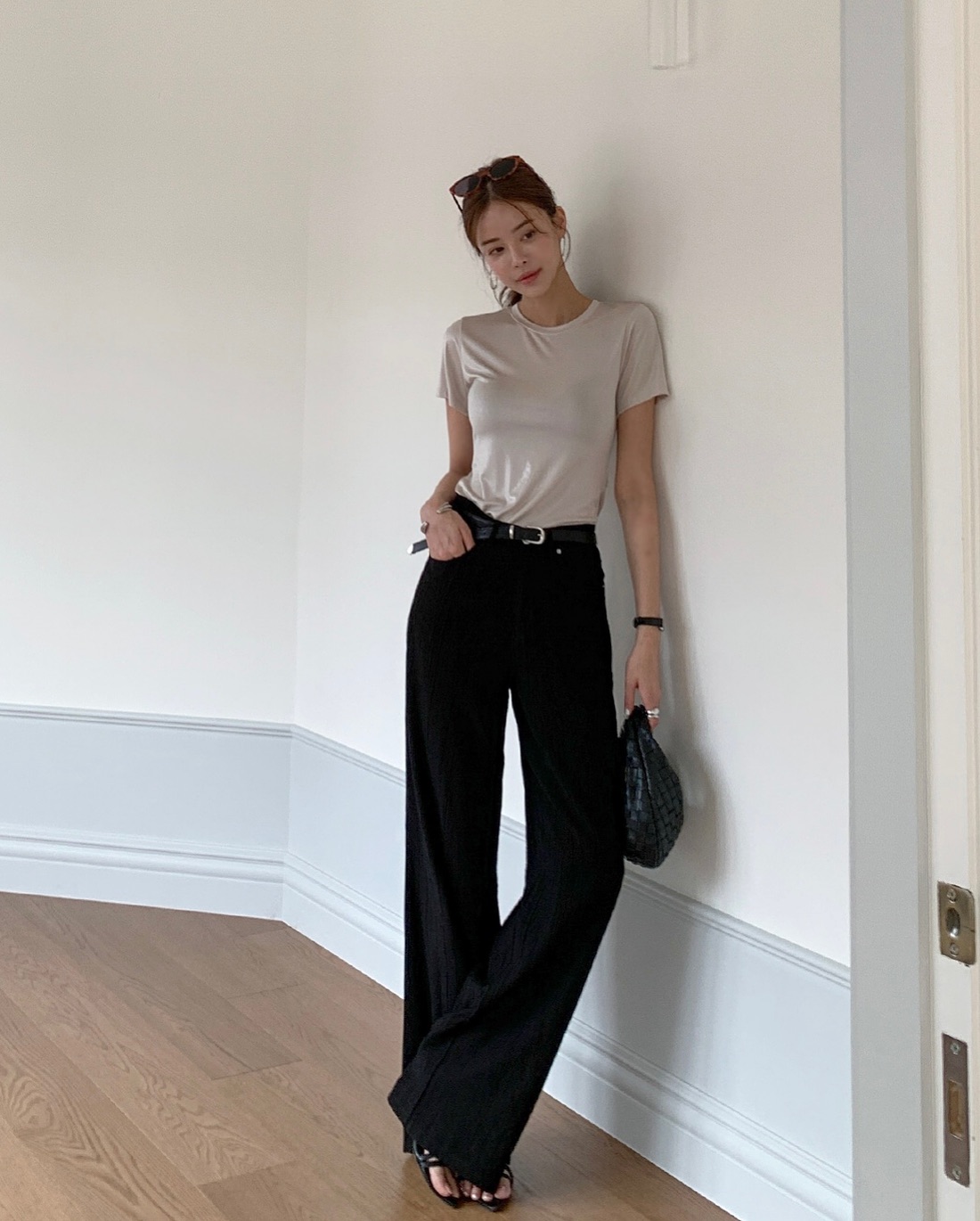 5 mẫu &aacute;o đẹp nhất để phối với quần đen- Ảnh 8.