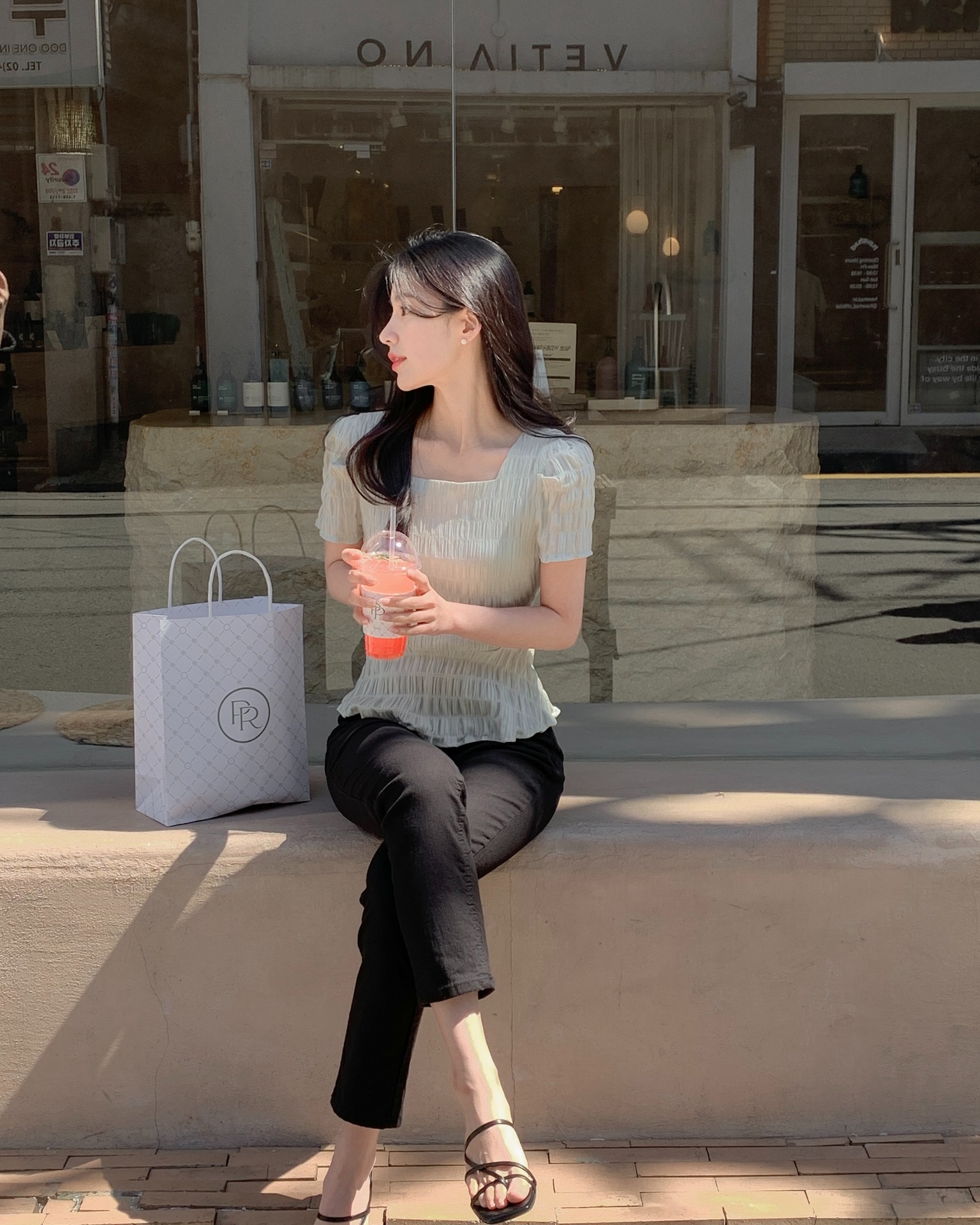 5 mẫu &aacute;o đẹp nhất để phối với quần đen- Ảnh 3.