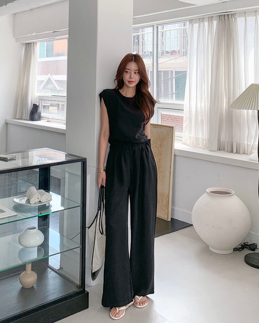 5 mẫu &aacute;o đẹp nhất để phối với quần đen- Ảnh 9.