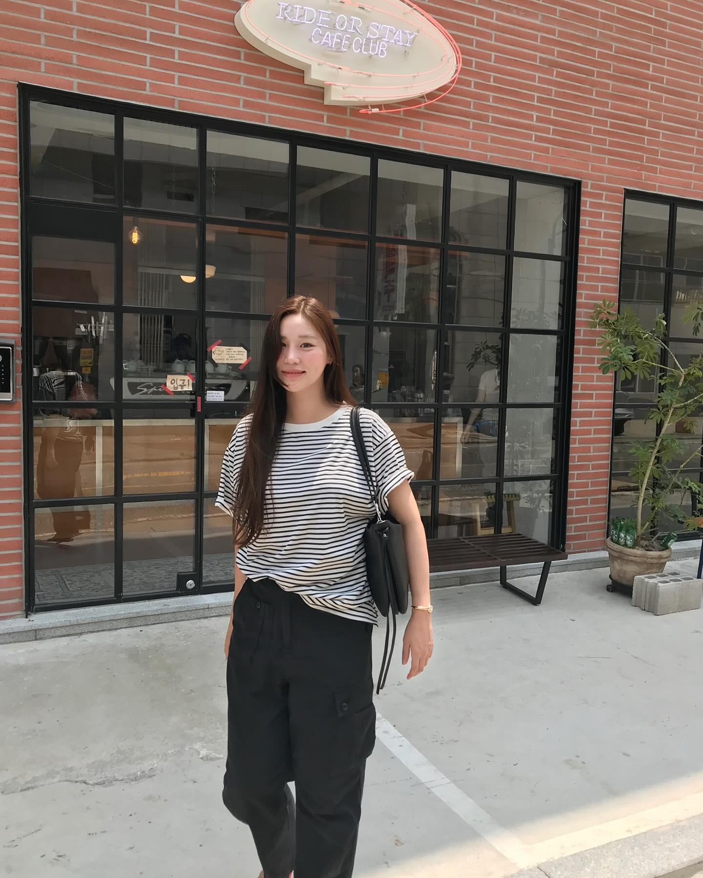 5 mẫu &aacute;o đẹp nhất để phối với quần đen- Ảnh 4.