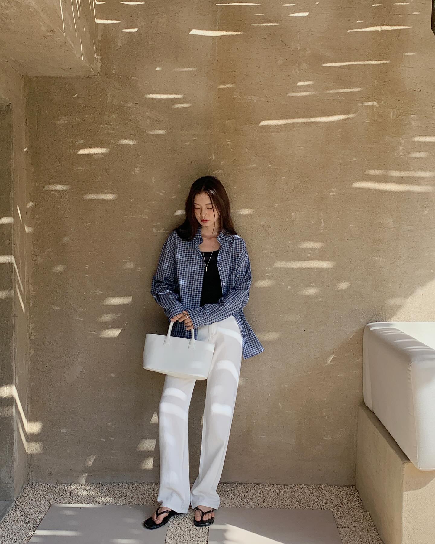 Chị em chỉ cần đ&uacute;ng 2 kiểu quần jeans nhẹ m&aacute;t trong m&ugrave;a h&egrave;- Ảnh 10.