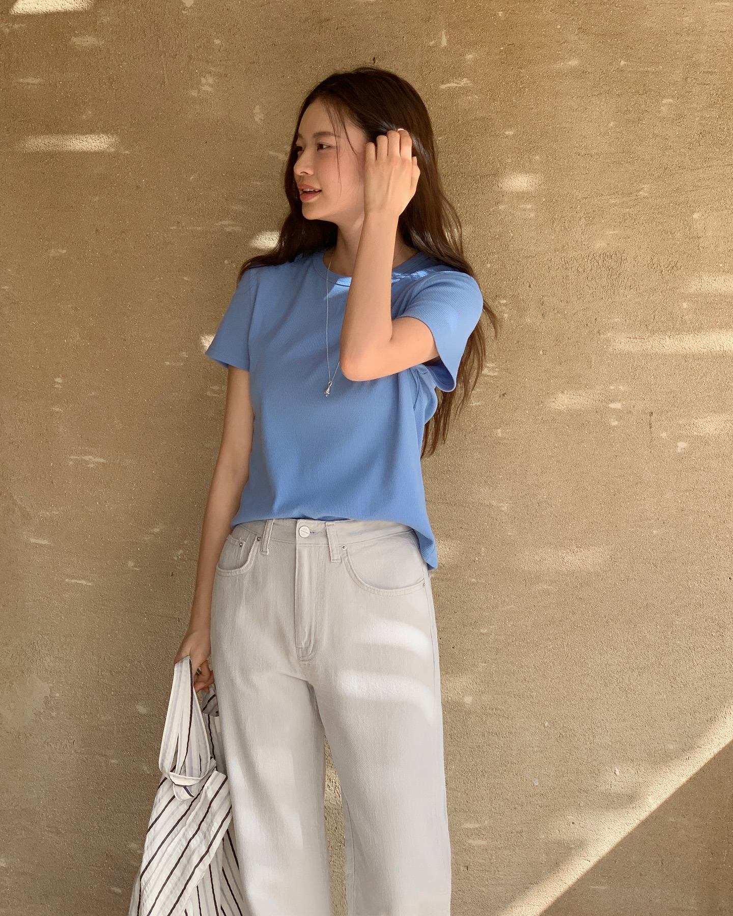 Chị em chỉ cần đ&uacute;ng 2 kiểu quần jeans nhẹ m&aacute;t trong m&ugrave;a h&egrave;- Ảnh 9.