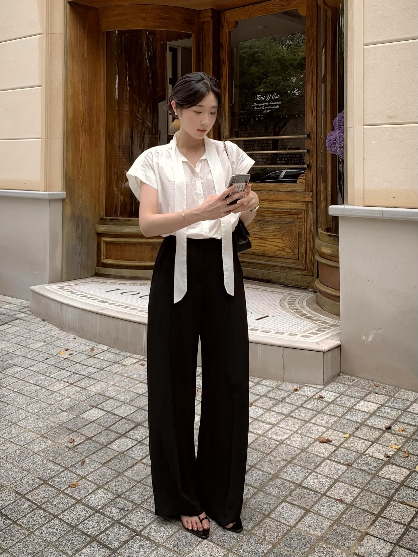 5 mẫu &aacute;o đẹp nhất để phối với quần đen- Ảnh 6.