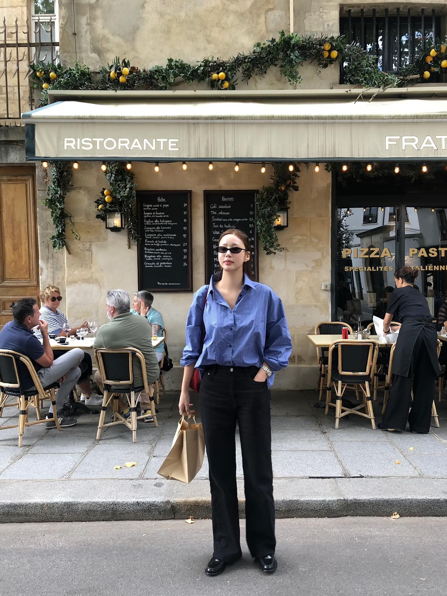 5 mẫu &aacute;o đẹp nhất để phối với quần đen- Ảnh 7.