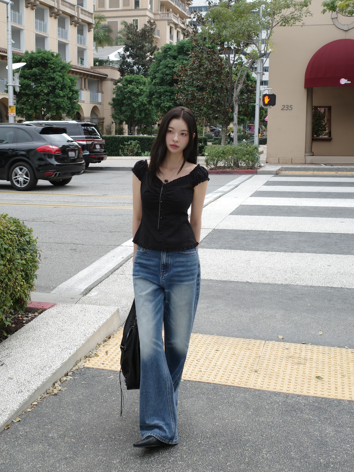 Chị em chỉ cần đ&uacute;ng 2 kiểu quần jeans nhẹ m&aacute;t trong m&ugrave;a h&egrave;- Ảnh 1.