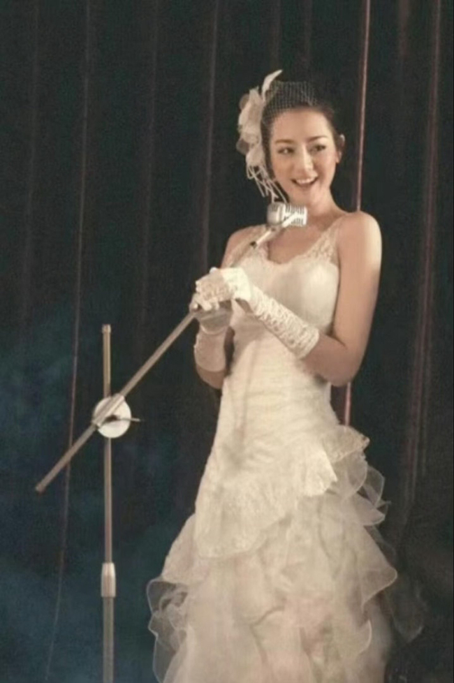 Mỹ nh&acirc;n mặc v&aacute;y cưới đẹp nhất showbiz gọi t&ecirc;n Địch Lệ Nhiệt Ba!- Ảnh 4.