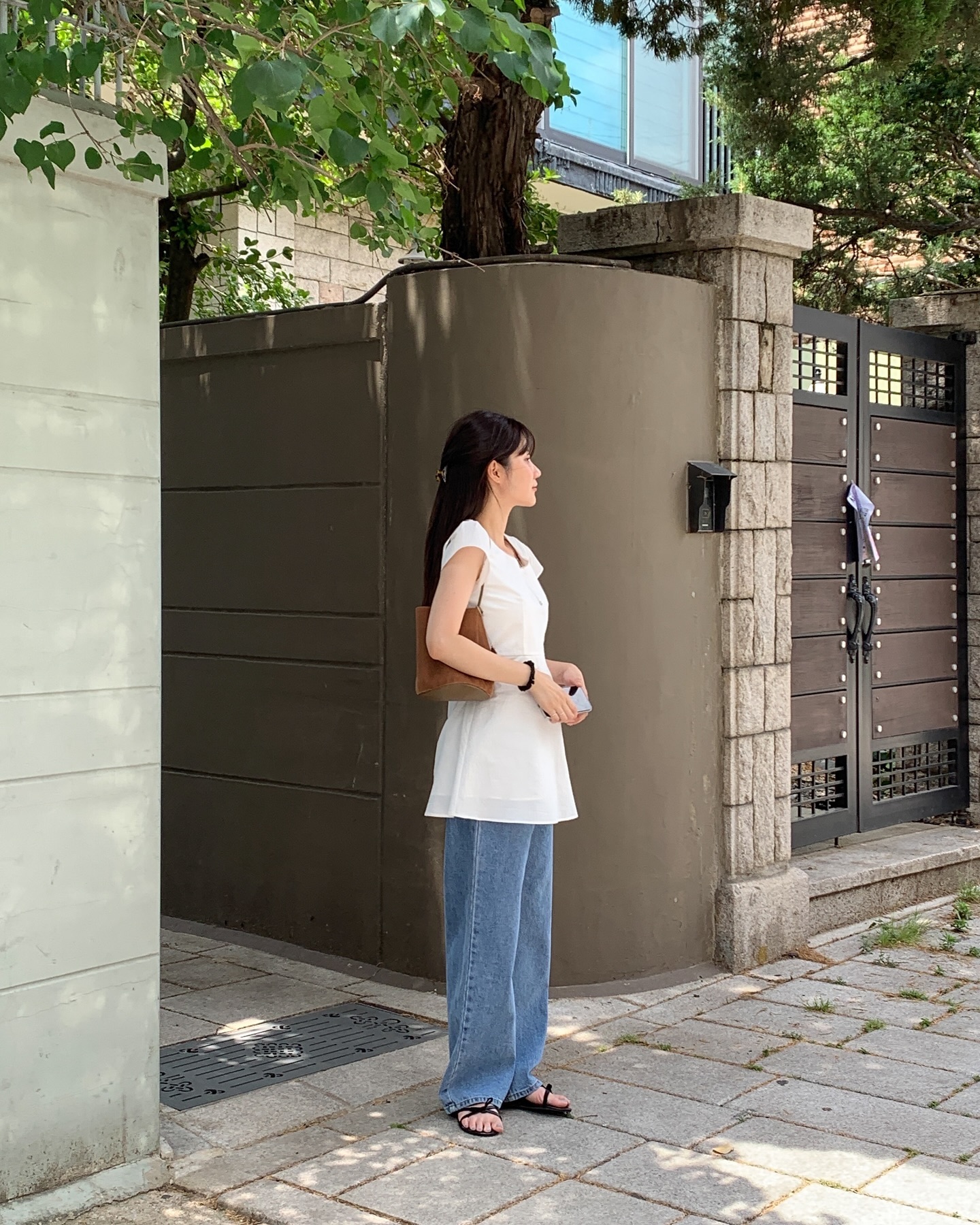 Chị em chỉ cần đ&uacute;ng 2 kiểu quần jeans nhẹ m&aacute;t trong m&ugrave;a h&egrave;- Ảnh 5.