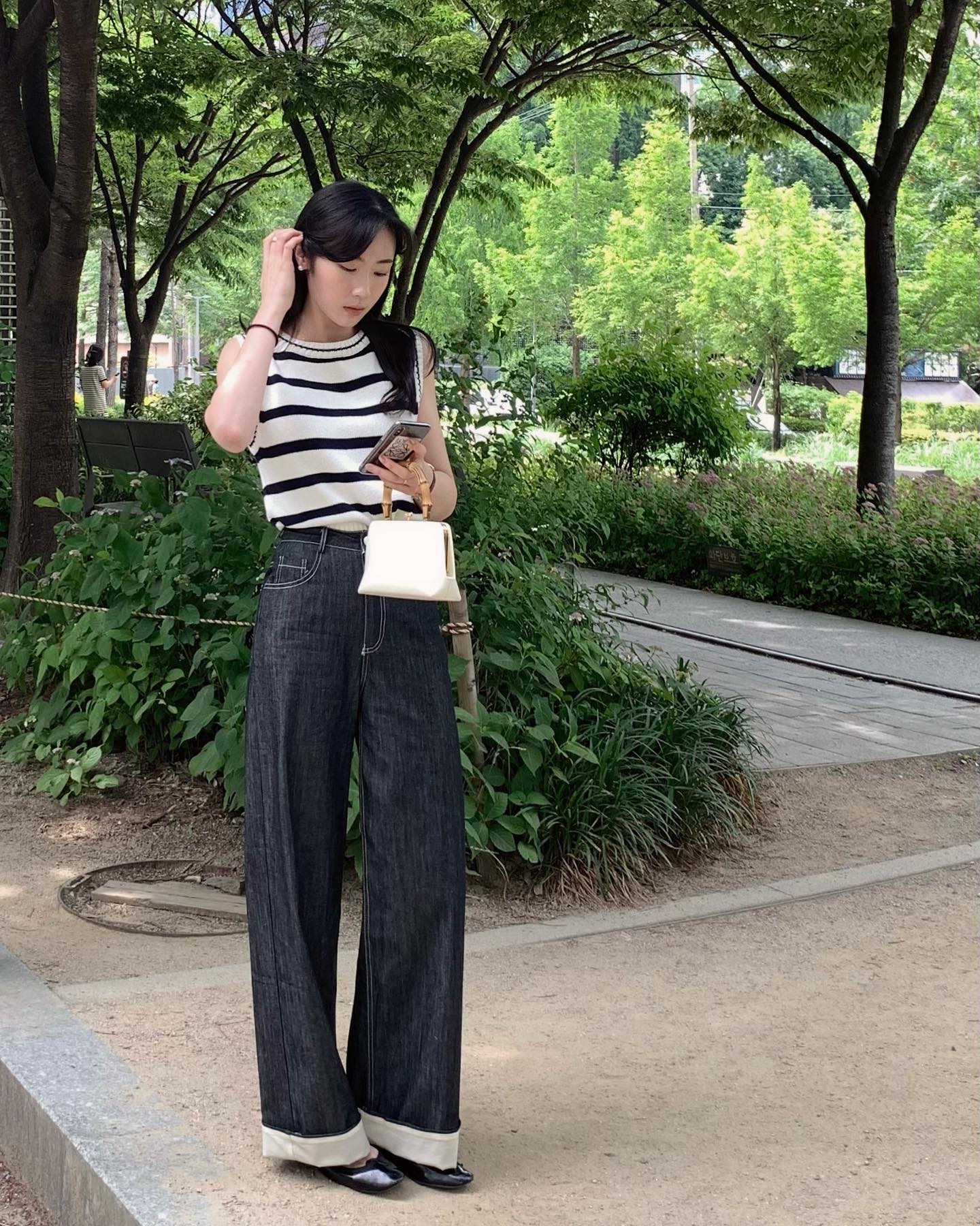 5 mẫu &aacute;o đẹp nhất để phối với quần đen- Ảnh 5.