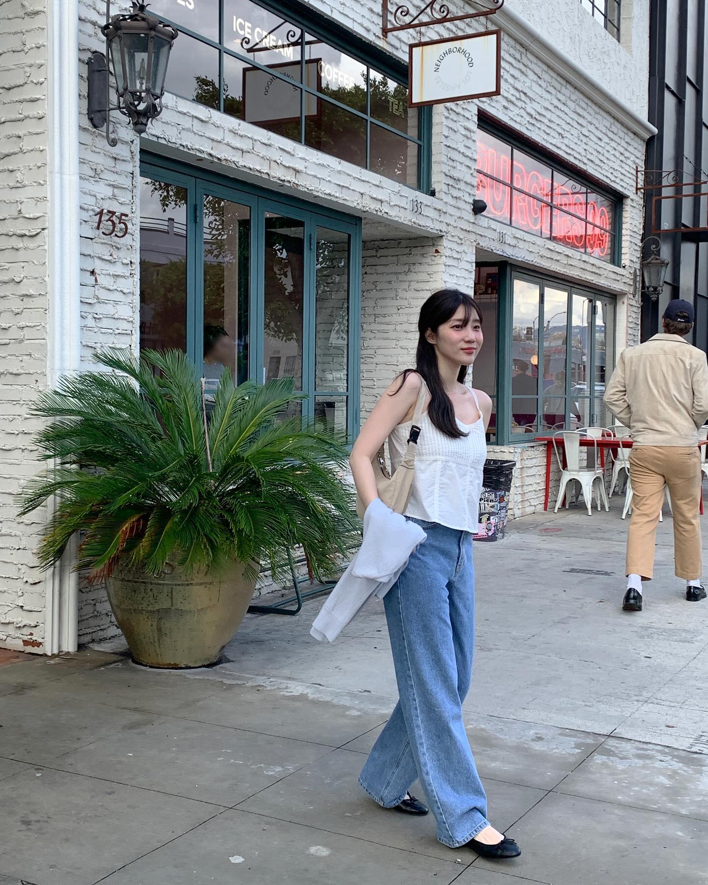 Chị em chỉ cần đ&uacute;ng 2 kiểu quần jeans nhẹ m&aacute;t trong m&ugrave;a h&egrave;- Ảnh 6.