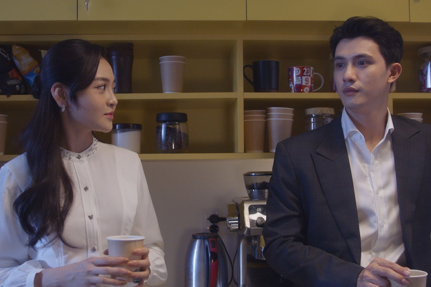 V&igrave; Mẹ Anh Ph&aacute;n Chia Tay: Phim ng&ocirc;n t&igrave;nh 3 xu hay đi&ecirc;n l&ecirc;n được, cặp ch&iacute;nh chemistry b&ugrave;ng nổ như y&ecirc;u thật- Ảnh 6.