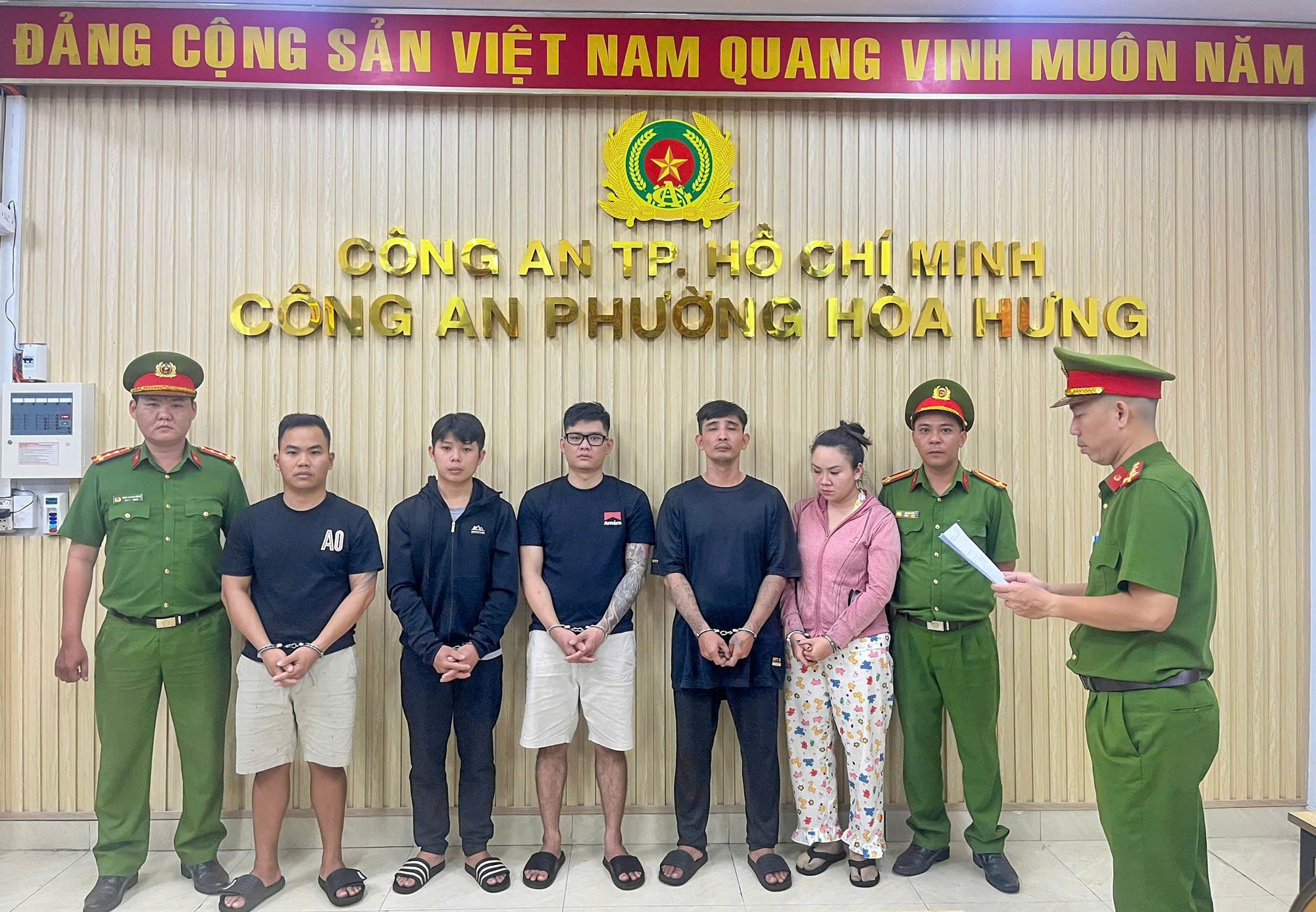 Tạm giữ khẩn cấp nh&oacute;m đối tượng n&aacute;o loạn khu phố tại TP.HCM- Ảnh 1.