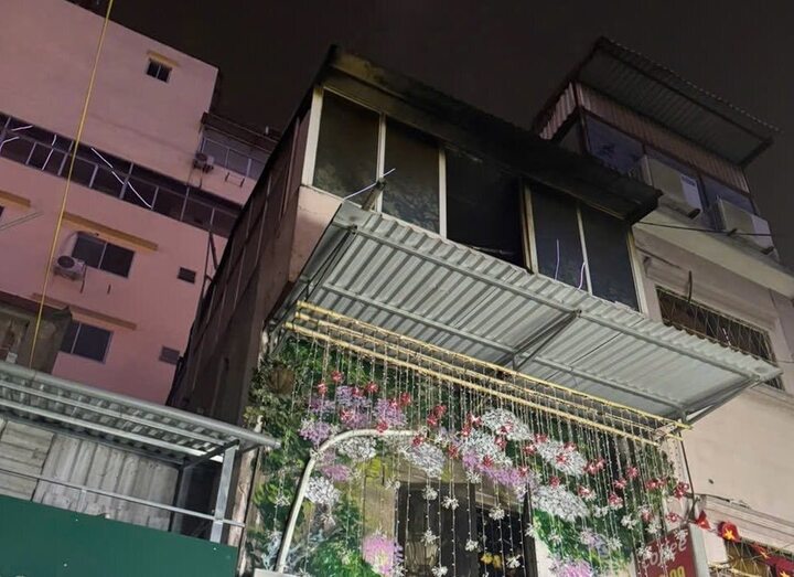 Ch&aacute;y nh&agrave; do nấu ăn, 2 th&agrave;nh vi&ecirc;n cứu hỏa bị ngạt kh&oacute;i- Ảnh 1.