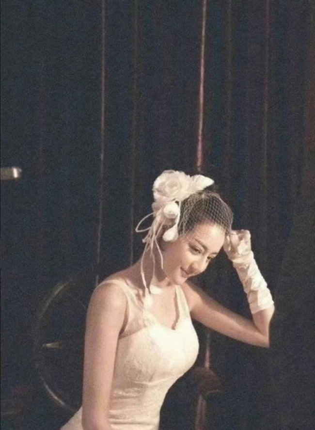 Mỹ nh&acirc;n mặc v&aacute;y cưới đẹp nhất showbiz gọi t&ecirc;n Địch Lệ Nhiệt Ba!- Ảnh 6.