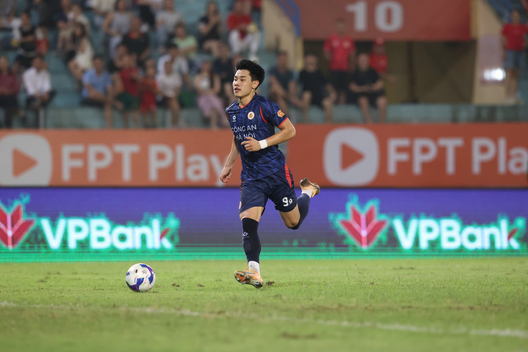 Đình Bắc lập cú đúp cho CAHN tại V.League, màn ăn mừng bùng nổ cảm xúc- Ảnh 14. Đình Bắc lập cú đúp cho CAHN tại V.League, màn ăn mừng bùng nổ cảm xúc- Ảnh 14.