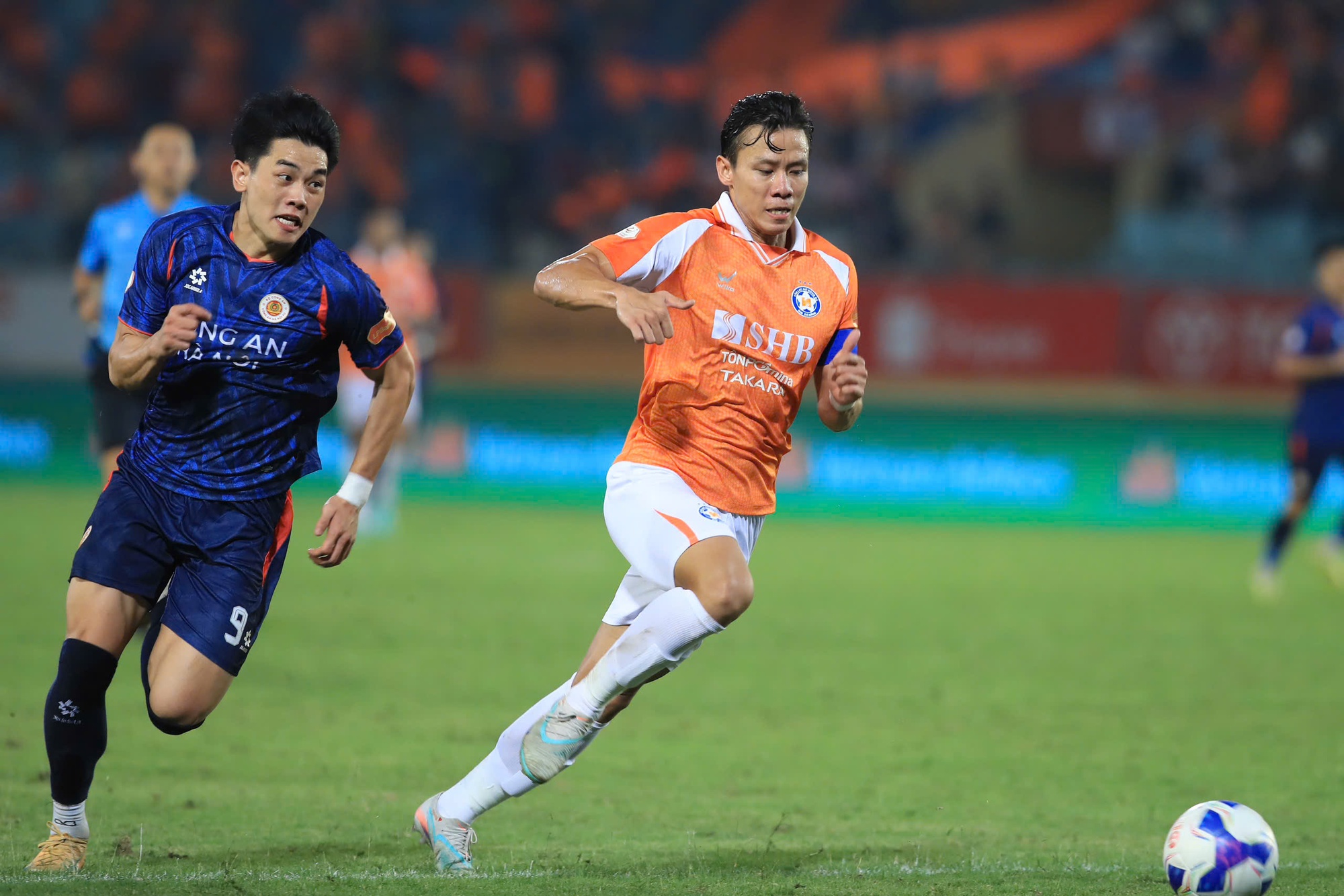 Đình Bắc lập cú đúp cho CAHN tại V.League, màn ăn mừng bùng nổ cảm xúc- Ảnh 16. Đình Bắc lập cú đúp cho CAHN tại V.League, màn ăn mừng bùng nổ cảm xúc- Ảnh 16.