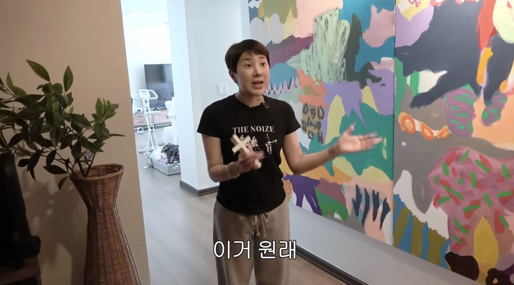 Nữ ca sĩ hết thời 1800 ng&agrave;y kh&ocirc;ng ai mời đi h&aacute;t, về n&ocirc;ng th&ocirc;n sống b&aacute;n sạch đồ hiệu c&ograve;n đ&uacute;ng 2 chiếc t&uacute;i- Ảnh 4.