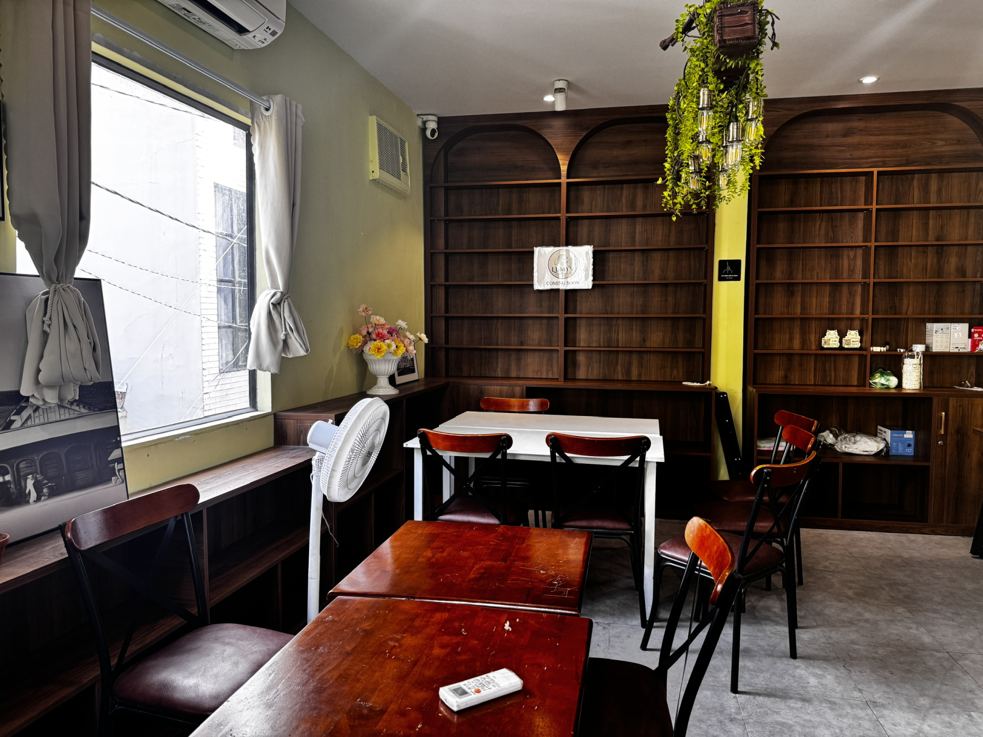 CLIP Đến qu&aacute;n c&agrave; ph&ecirc; "kh&aacute;ch ngồi 10 tiếng, đ&aacute;nh gi&aacute; 1 sao": Nh&acirc;n vi&ecirc;n phủ nhận đ&oacute;ng cửa v&igrave; &aacute;p lực, nh&oacute;m kh&aacute;ch l&agrave; trường hợp đặc biệt- Ảnh 7.