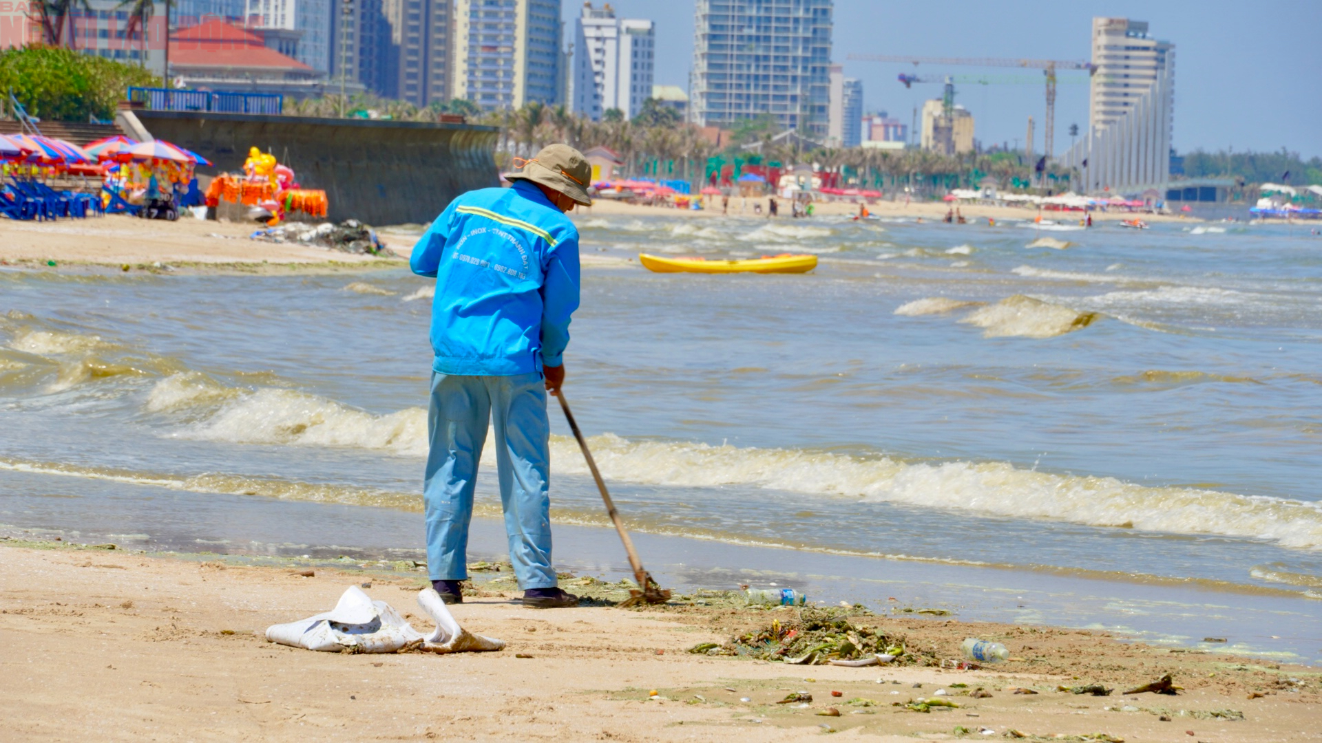 Hình ảnh biển Bãi Sau Vũng Tàu chuyển màu "xanh như matcha", du khách lo ngại- Ảnh 6. Hình ảnh biển Bãi Sau Vũng Tàu chuyển màu "xanh như matcha", du khách lo ngại- Ảnh 6.